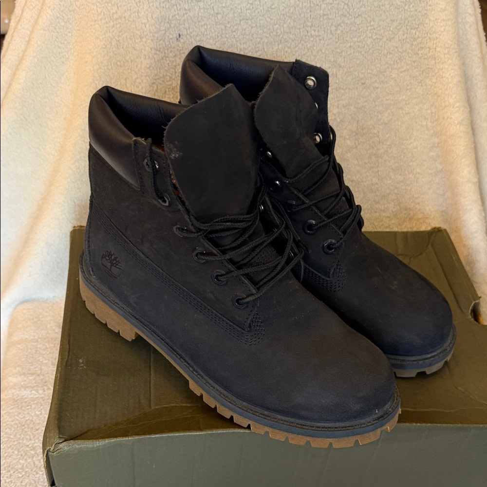 Timberland Dark Blue NuBuck Leather Boots with Brown Soles - 7 (Juniors)